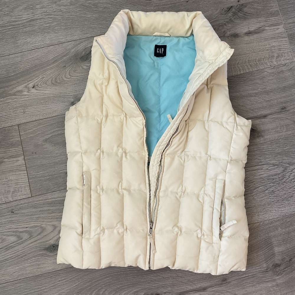 GAP Cream Down Quilted Puffer  Vest with Fleece Pockets.